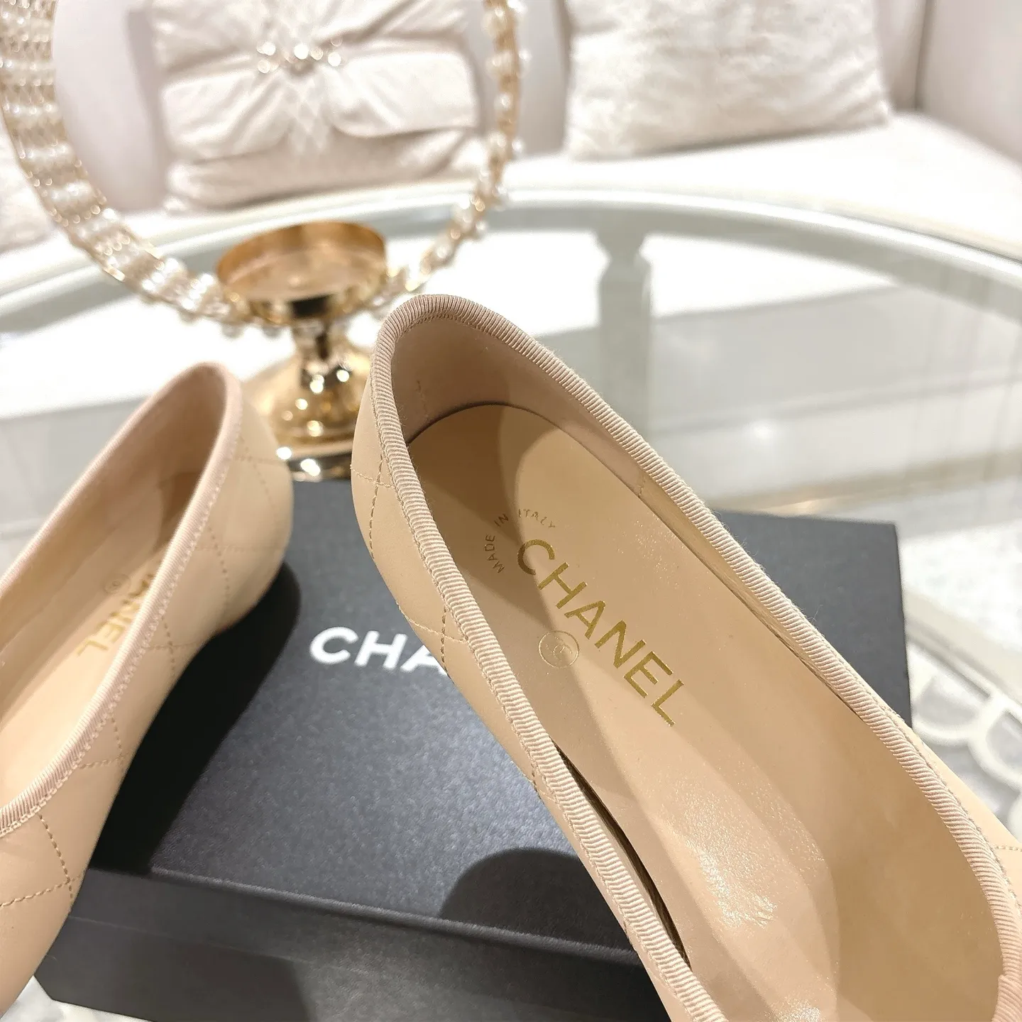 👟👟Ex-factory price 540👟👟 [Purchase-level quality] CHANEL Xiaoxiang 25/A new summer bow-tie shoes 💃 This pair of "dancing shoes" is really breathtakingly beautiful! Made of cowhide fabric + exquisite electric embroidery, every detail exudes a sense of high-end ~ classic bow design, Italian genuine leather sole, comfortable and elegant on the feet, a perfect must-have for fairies!  🌟 All counters are from the same source! All materials are customized according to the original 1:1, and are developed and patterned from genuine products. The quality is absolutely assured ~ a classic that must be bought every year, a versatile artifact that looks great whether paired with skirts or jeans!  💖 The perfect finishing touch for summer outfits, sisters, just do it! 👉 Fabric: Imported sheepskin Lining: Imported sheepskin Outsole: Private molded outsole Size: 35-40 Leather surface